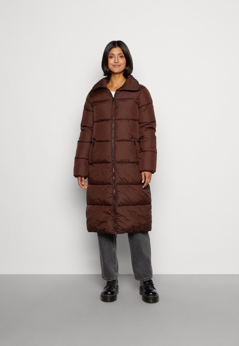 Bruine gewatteerde parka met een rits aan de voorkant, een grote kraag en zijzakken. Het heeft een lang, recht ontwerp en is gemaakt van een gladde, duurzame stof.