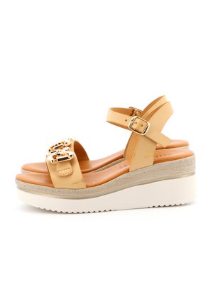 Sandali con zeppa beige con cinturino regolabile alla caviglia, fibbia dorata, dettagli decorativi con stampa leopardata e suola spessa bianca.