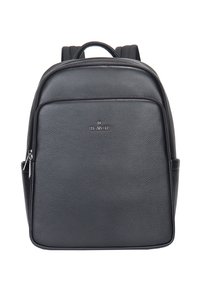 Zwarte leren rugzak met een textuur oppervlak, rechthoekige vorm, handvat bovenaan, verstelbare schouderbanden en logosticker op de voorkant.