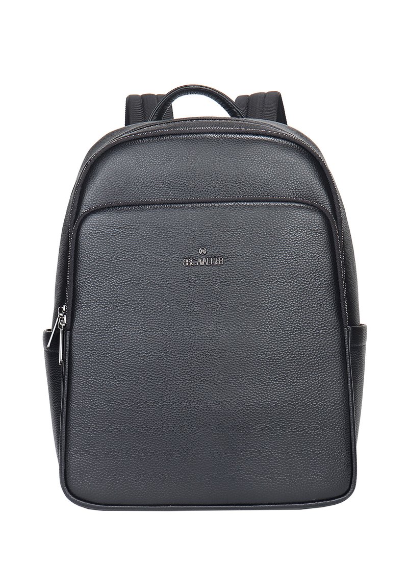 Zwarte leren rugzak met een textuur oppervlak, rechthoekige vorm, handvat bovenaan, verstelbare schouderbanden en logosticker op de voorkant.