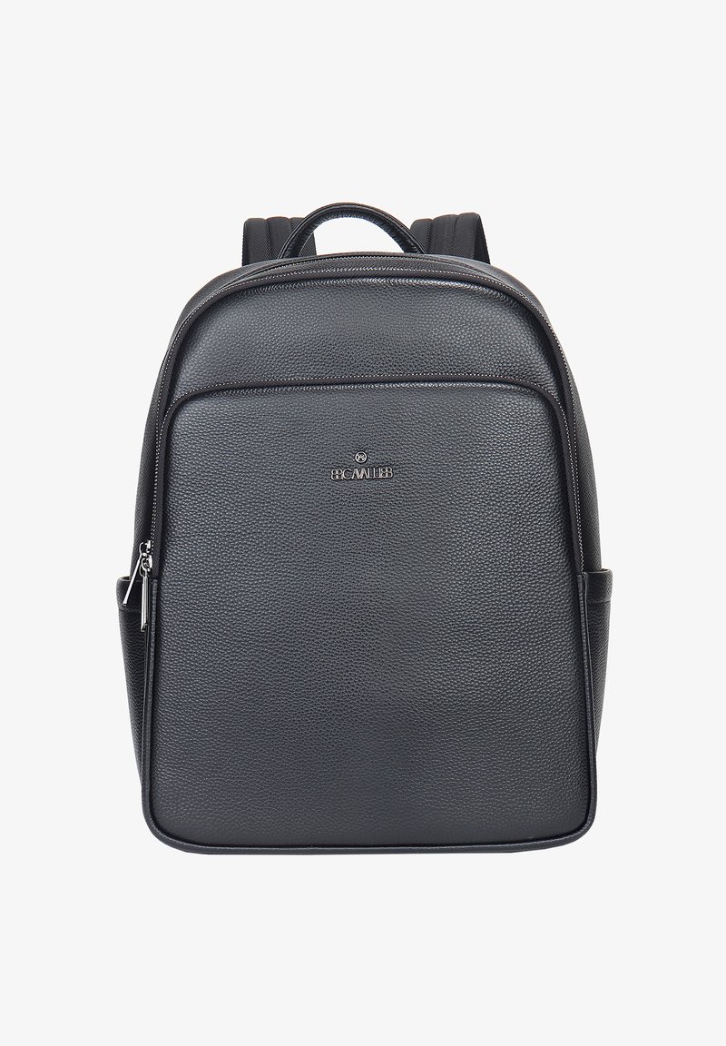 Zwarte leren rugzak met een textuur oppervlak, rechthoekige vorm, handvat bovenaan, verstelbare schouderbanden en logosticker op de voorkant.