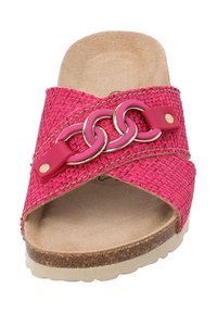 Sandal in rosa intrecciata con fascetta incrociata, caratterizzata da un dettaglio in catena metallica e una suola simile al sughero. Soletta liscia con parte superiore testurizzata.