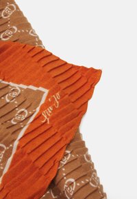 Écharpe tricotée présentant une combinaison de tissu texturé orange et marron avec un motif en côtes et des accents de logo blanc.