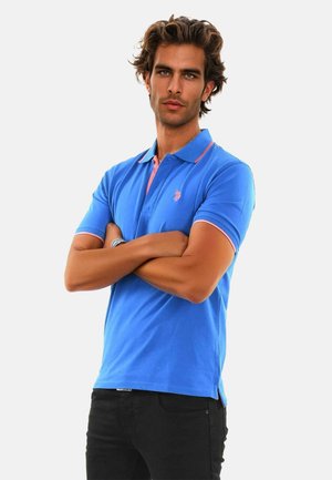 Blaues Poloshirt mit rosa Akzenten, kurzen Ärmeln und kleinem Logo auf der Brust. Hergestellt aus glattem, leichtem Stoff, mit klassischer Passform.
