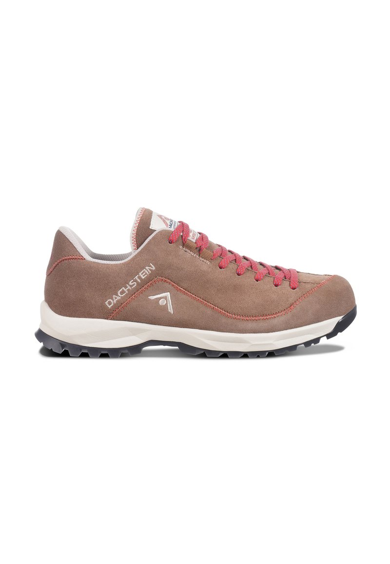 Braune Wildleder-Wanderschuhe mit roten Schnürsenkeln, weißen Akzenten und einer robusten schwarzen Sohle. Verfügt über ein Logo an der Seite und markante Steppdetails.