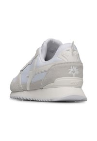 Sneaker bianca e grigia con pannelli in suede e rete, dotata di una suola in gomma testurizzata e di un logo sul tallone. Punta arrotondata e collare imbottito.