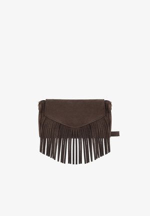 Bruine suède crossbodytas met lange franjes langs de onderrand en een voorflapsluiting.