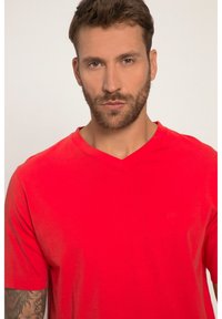 JP1880 GROSSE GRÖSSEN REINE V-AUSSCHNITT - T-shirt basic - red