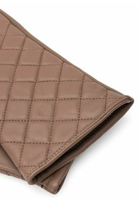 Brązowy pikowany portfel ze skóry o gładkiej fakturze, z wzorami w kształcie diamentów i przeszyciami wzdłuż krawędzi, częściowo złożony.