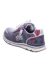 Sneaker da uomo, in pelle grigia e rete, con lacci bianchi, zip laterale, dettagli testurizzati, logo, suola crema, elementi a contrasto rossi e blu.