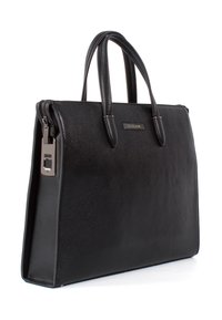 Sort læderhåndtaske med tekstureret overflade, to topper, lynlåslukning, sølvhardware og en lille logo-plade foran.