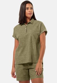 Polo shirt verde oliva con maniche corte, design con colletto e placket a tre bottoni; abbinato a pantaloni corti coordinati, entrambi in tessuto testurizzato.
