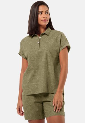 Olivegrünes Poloshirt mit kurzen Ärmeln, mit Kragen und einer Knopfleiste mit drei Knöpfen; kombiniert mit passenden Shorts, beide aus strukturiertem Stoff.