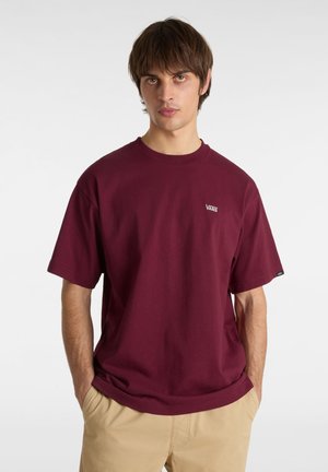 Bordeaux katoen T-shirt met een ronde hals en korte mouwen, voorzien van een klein wit "VANS" logo op de borst. Soepele textuur, relaxte pasvorm.