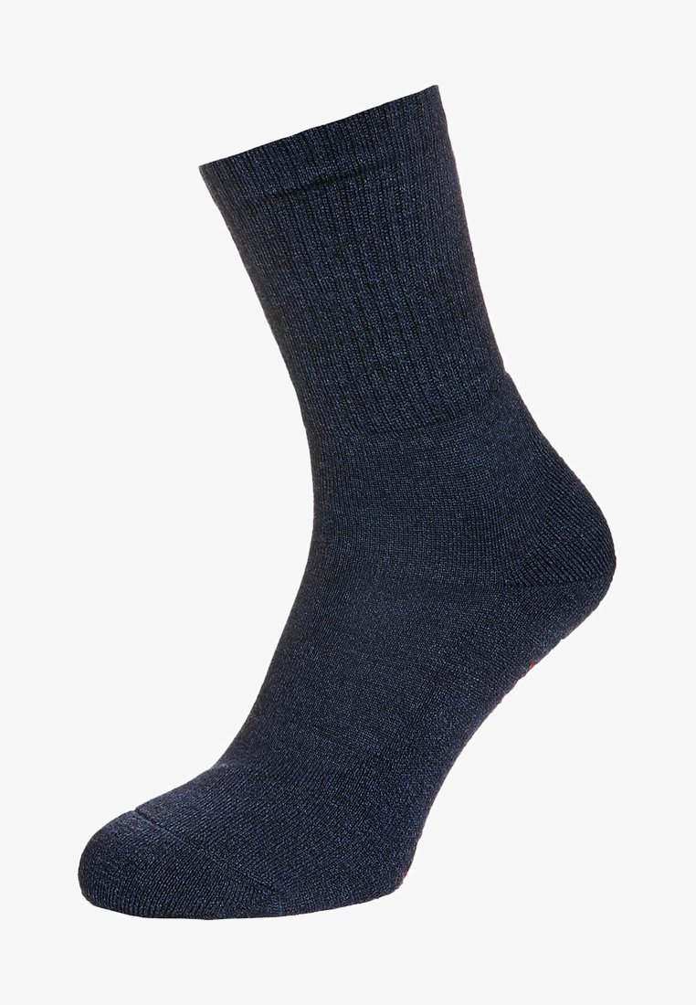 Meia de algodão azul-marinho, com comprimento até o meio da panturrilha, textura canelada, acabamento suave, biqueira e calcanhar reforçados. Com detalhe em vermelho.