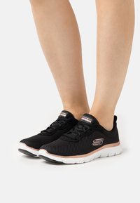 Skechers Wide Fit FLEX APPEAL 4.0 - Tenisky - black/rose gold