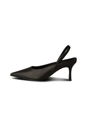 Zapato de salón slingback de cuero negro con punta afilada y tacón de aguja medio y delgado sobre fondo blanco.