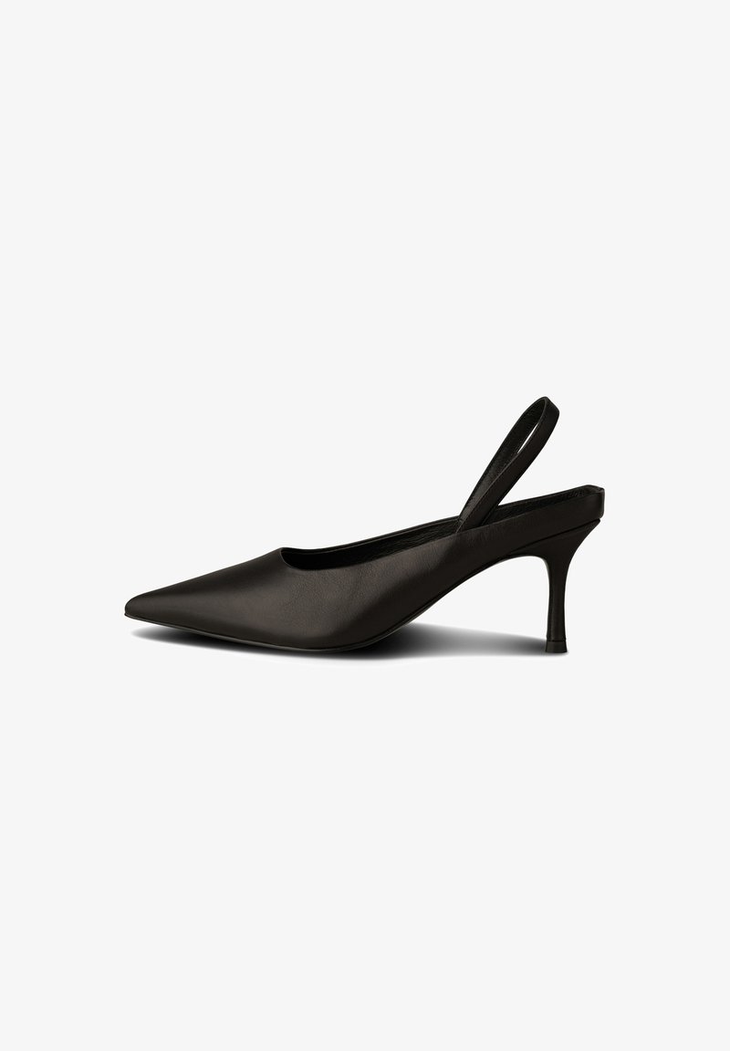 Escarpin slingback en cuir noir avec bout pointu et talon stiletto fin de hauteur moyenne sur fond blanc.