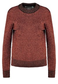 Jersey de punto metálico rojo con cuello redondo y mangas largas. Presenta puños y dobladillo acanalados, ofreciendo un acabado texturizado.