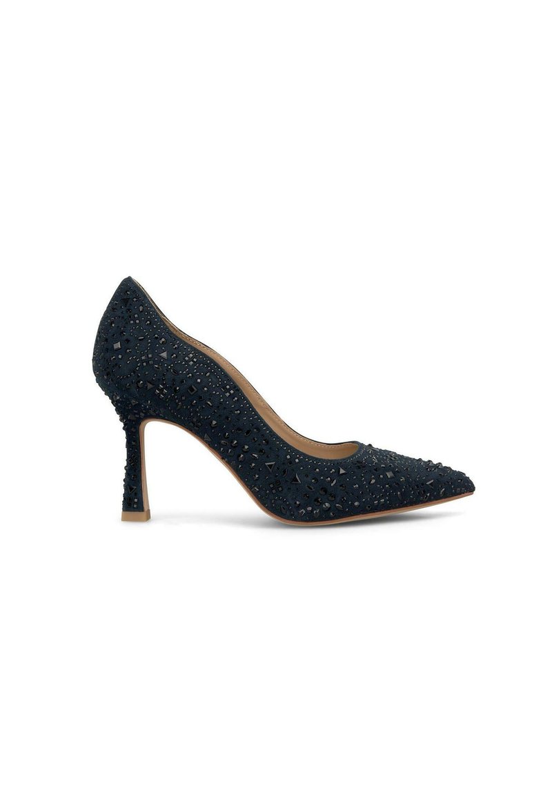 Pump blu navy con tacco alto e punta affilata, adornato con strass, dalla texture simile alla pelle scamosciata e con un tacco sottile e alto.