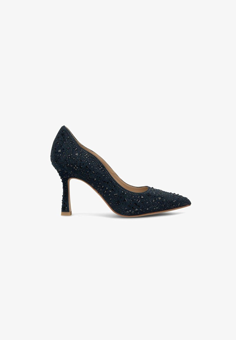 Pump blu navy con tacco alto e punta affilata, adornato con strass, dalla texture simile alla pelle scamosciata e con un tacco sottile e alto.