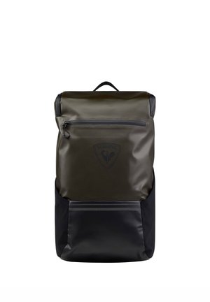 Rucksack in dunkelolivgrün und schwarz, aus robustem Material gefertigt. Verfügt über eine vordere Reißverschlusstasche und ein Logo am Hauptfach.