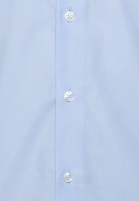  Lichtblauw button-up shirt van gladde stof, voorzien van zes witte knopen en een gestructureerde kraag. Plat getoond zonder patronen.