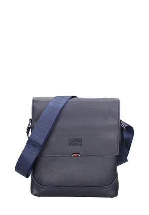 Borsa a tracolla in pelle blu scuro con patta, marchiata "Coveri Active" e tracolla regolabile in tessuto.