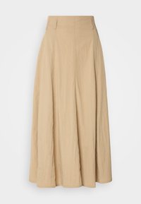 Jupe maxi beige taille haute en tissu texturé, avec des plis qui s'écoulent vers le bas, présentant un design épuré et simple, sans motifs visibles.