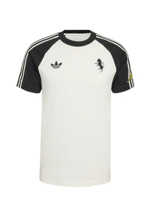 Bílé tričko s černými raglánovými rukávy, třemi bílými pruhy na ramenech, vyšívaným černým logem koně a žlutým textem.