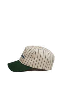 Casquette de baseball avec un design à rayures beiges, visière verte et logo brodé bleu marine ; fabriquée en coton. La vue de côté met en valeur la visière courbée.