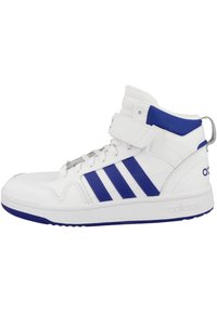 Zapatilla alta blanca con detalles en azul, que presenta tres rayas azules, cuello acolchado y una correa de velcro. Cuero texturizado y suela de goma.