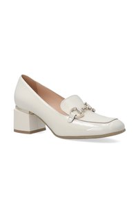 Beige gepatineerd leren blokhak schoen met een ronde neus, voorzien van een decoratieve ketting en metalen accenten op de bovenkant.