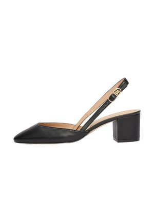 Czarny skórzany but typu slingback z zaostrzonym noskiem, minimalistycznym designem, niewielkim obcasem i regulowaną klamrą na pasku wokół kostki.