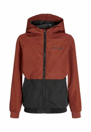 Veste à capuche rouge et noire, dotée d'une fermeture éclair à l'avant, de poignets élastiques et d'un design bicolore. Le matériau semble lisse et léger.