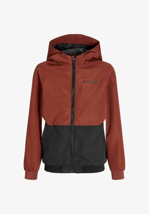 Rode en zwarte hoodie jacket, met een rits aan de voorkant, elastische manchetten en een kleurblokdesign. Het materiaal lijkt glad en lichtgewicht.