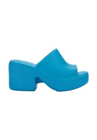 Sandale plateforme moulée bleue avec un design à bout ouvert, texture en plastique lisse, et un talon épais avec une semelle extérieure à motif.