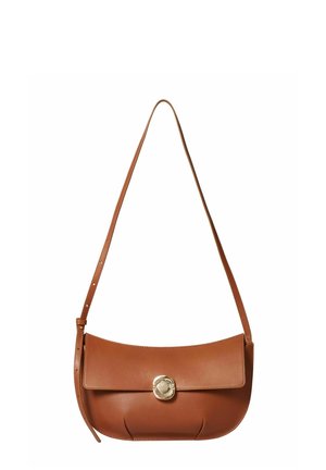 Bolso de hombro de cuero marrón con forma curva, hardware de cierre y una larga correa ajustable. Textura suave y diseño minimalista.