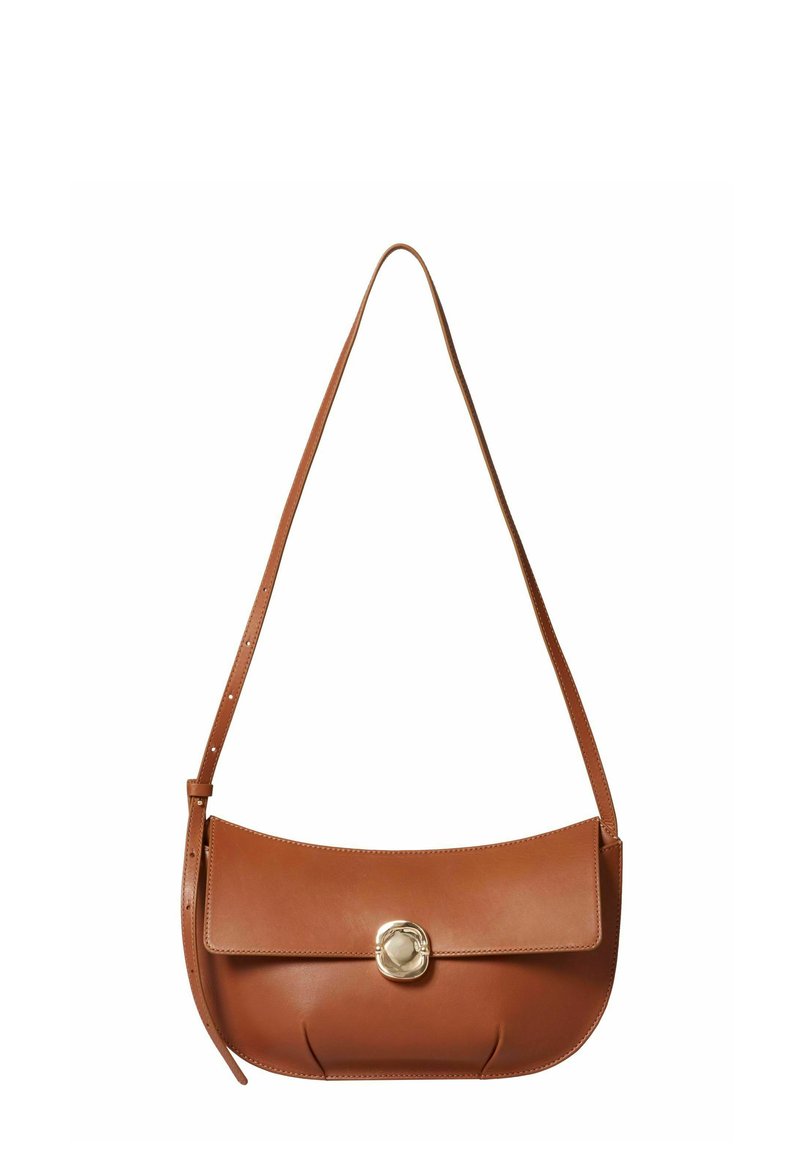 Bolso de hombro de cuero marrón con forma curva, hardware de cierre y una larga correa ajustable. Textura suave y diseño minimalista.