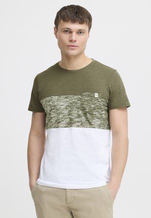 Olivgrünes T-Shirt mit einem strukturierten grünen Oberteil und einem weißen Unterteil, rundem Ausschnitt, kurzen Ärmeln und einer kleinen Brusttasche.