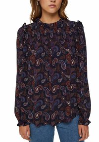 Bluzka z długim rękawem wykonana z lekkiego materiału, z granatowym tłem i wielokolorowymi wzorami paisley oraz falbaniastymi detalami na ramionach.