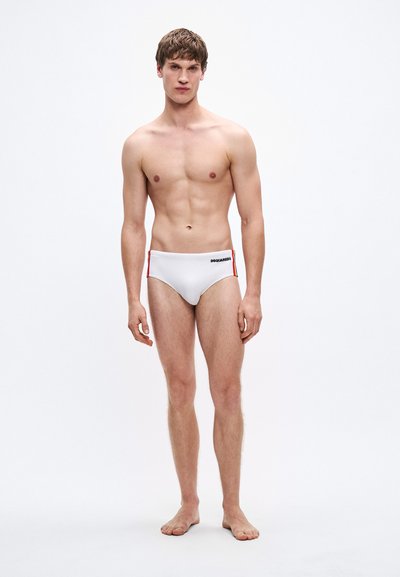 Weiße Schwimmhose mit roten Seitenakzenten, vorne mit einem Logo, aus elastischem Material, für eine schlanke Passform entworfen.