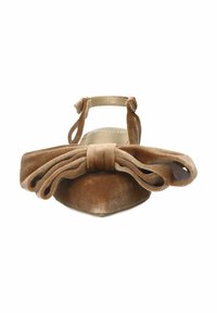 Scarpa slingback in velluto marrone con ampio dettaglio a fiocco sul davanti, punta a forma appuntita e due cinturini per una calzata sicura.