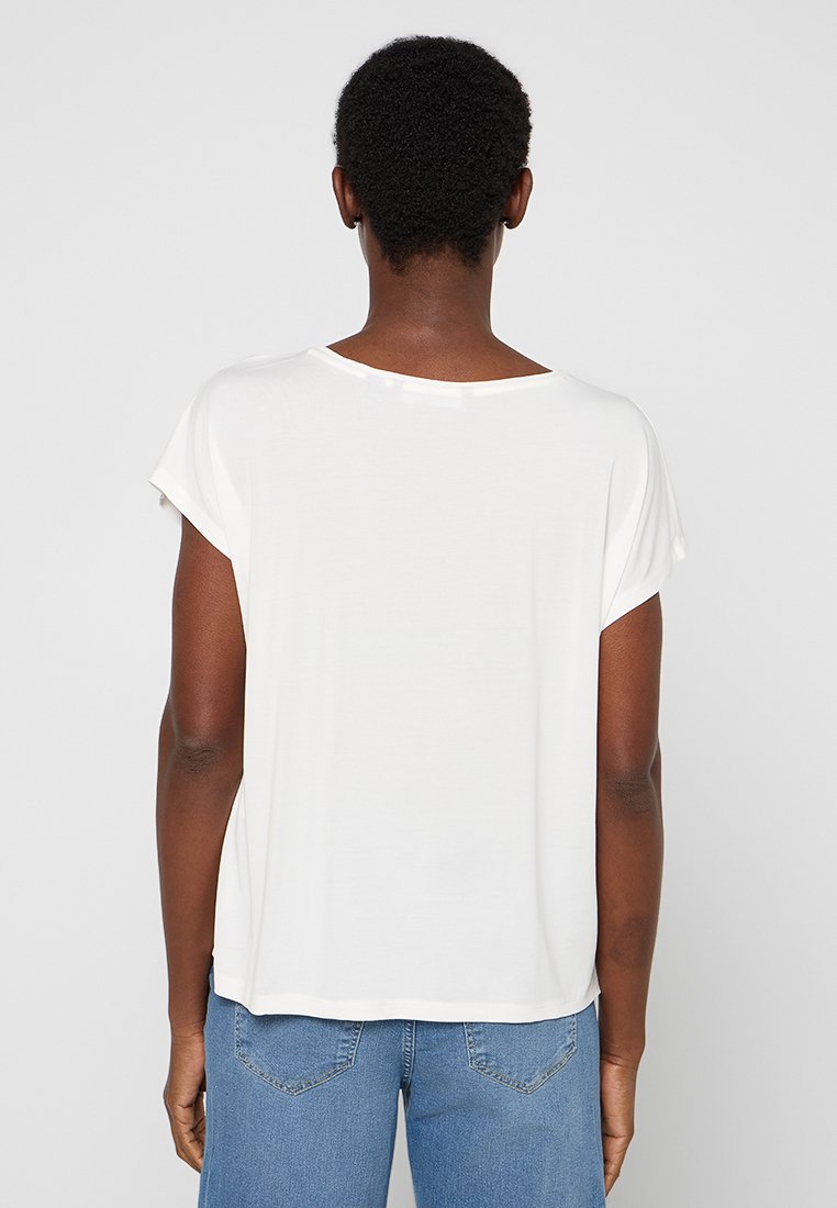 Witte T-shirt met korte mouwen en een ronde halslijn, cropped ontwerp, zachte textuur en een losse fit. Zichtbare stiksels en subtiele accenten.