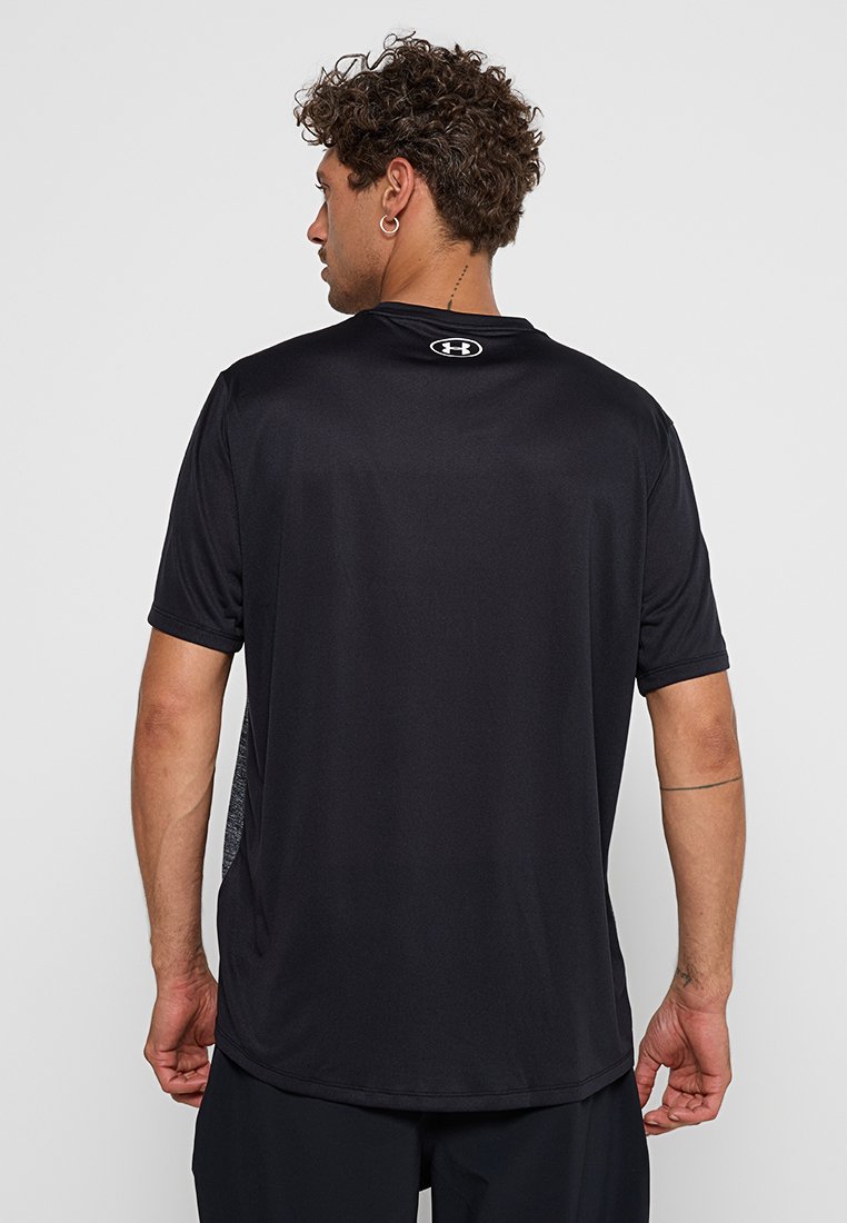 T-shirt de sport noir à manches courtes en tissu léger, avec un col rond et un accent de logo au dos, au toucher doux.
