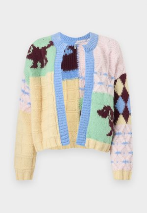 Πολύχρωμο πλεκτό ζακέτα με σχέδιο patchwork, που διαθέτει γαλάζιο τελείωμα, απαλό κίτρινο, πράσινο, ροζ και μοτίβα argyle και ζώων στα μανίκια.