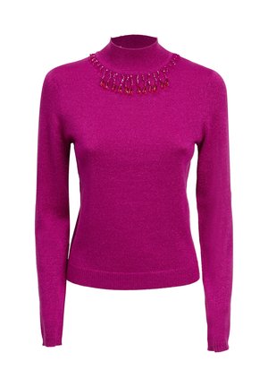 Suéter fucsia de cuello mock con mangas largas, que presenta un escote decorado con cuentas y una textura suave y brillante.