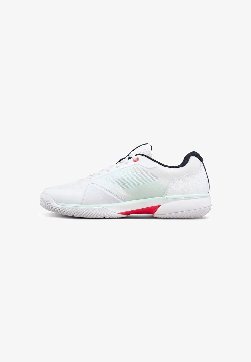 Baskets de sport blanches avec doublure noire, accent rouge sur la semelle et grip texturé, vues de profil sur fond blanc.