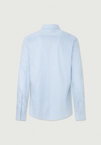 Chemise rayée bleu clair avec col ouvert, manches longues et poignets à boutons. Présente une texture subtile dans le tissu en coton.