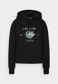 Černá mikina s kapucí a zkráceným střihem. Obsahuje grafický potisk v pastelových barvách a šňůrky na stažení. Žebrované náplety a lem.